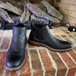 Men’s size 11.5 black chelsie boots
